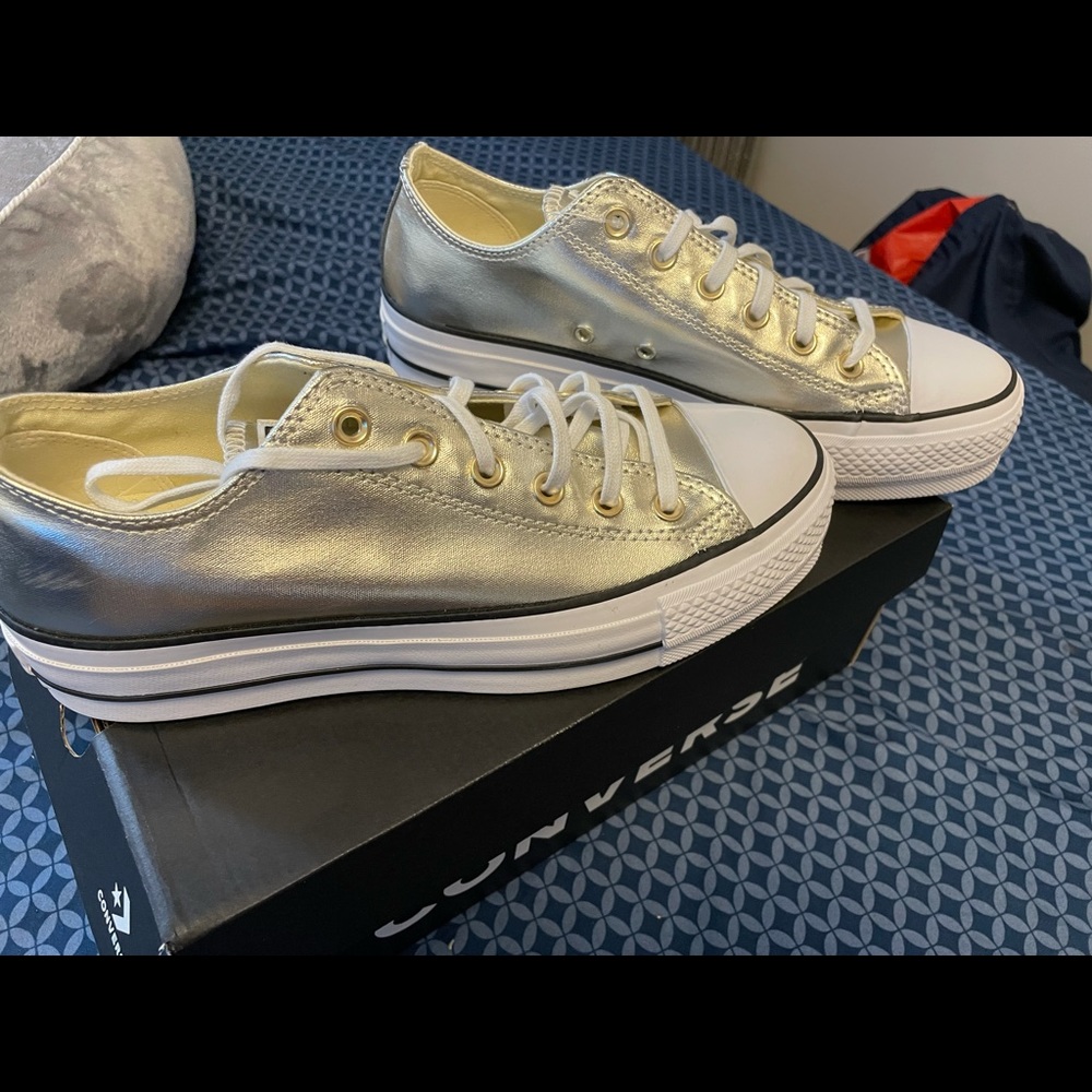 Platform low converse in Gold!